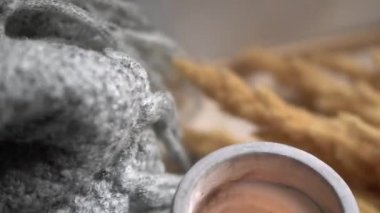 Sıcak yanan mumlar ve gri örgü battaniye gerçek oda içi, kış evi dekorasyonu.