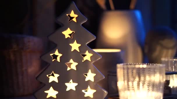 Piękne świąteczne dekoracje domu ze światłami i świecami — Wideo stockowe