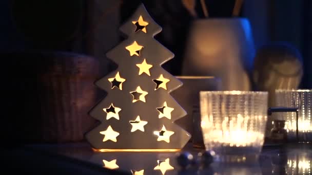 Bella decorazione casa vacanza di Natale con luci e candele — Video Stock