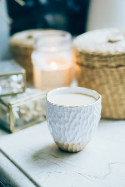 Hermosa taza de cerámica hecha a mano blanca en el interior del hogar real — Foto de Stock