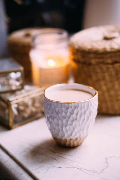 Krásný bílý ručně vyrobený keramický pohár v reálném domácím interiéru — Stock fotografie