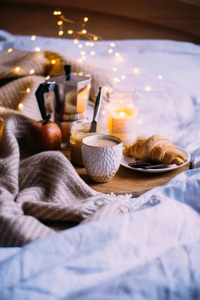 Petit déjeuner d'hiver confortable, café et croissant sur plateau en bois — Photo