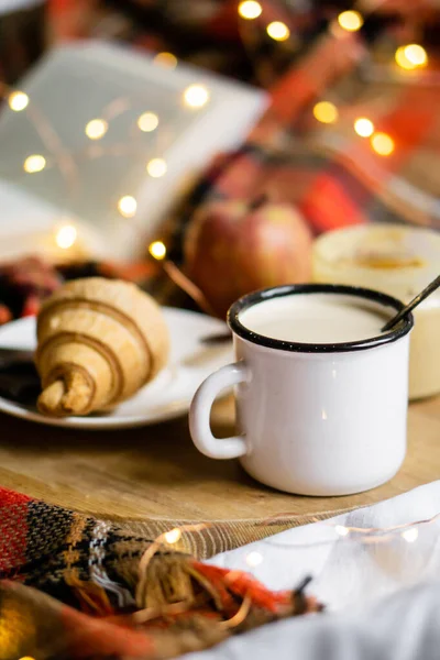 Eenvoudig landhuis ontbijt op bed, koffie met melk en zelfgebakken gebak op plaid deken — Stockfoto