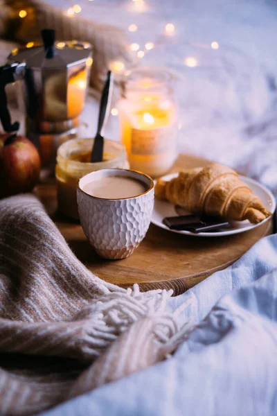 Aconchegante fim de semana de inverno café da manhã, café e croissant na bandeja de madeira — Fotografia de Stock