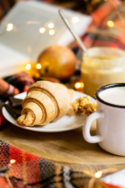 Simple país casero desayuno en la cama, café con leche y pastelería casera en manta a cuadros — Foto de Stock