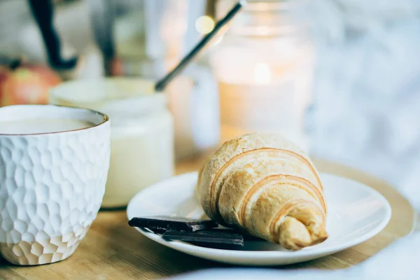 Άνετο χειμερινό πρωινό, καφέ και κρουασάν σε ξύλινο δίσκο — Φωτογραφία Αρχείου