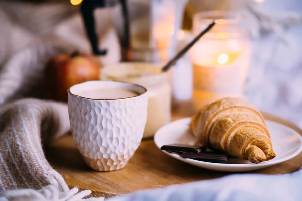 Hangulatos téli hétvégi reggeli, kávé és croissant fa tálcán — Stock Fotó