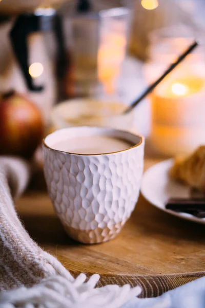 Красива біла керамічна чашка ручної роботи в реальному домашньому інтер'єрі — стокове фото