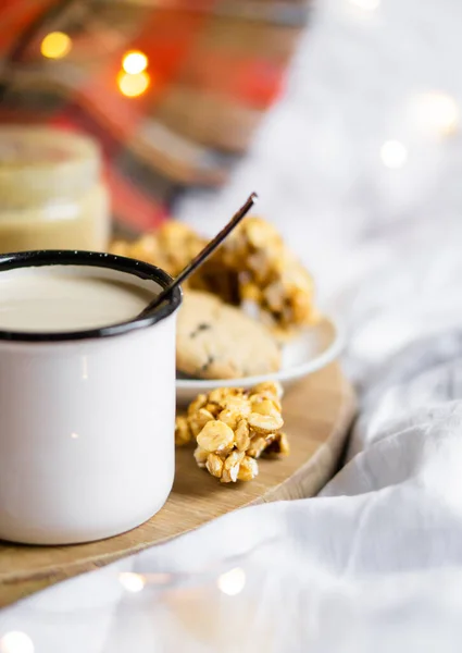 Semplice colazione casalinga a letto, caffè con latte e pasticceria fatta in casa su coperta a quadri — Foto Stock