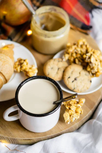 Basit bir köy kahvaltısı yatakta, sütlü kahve ve ekose battaniyeli ev yapımı pasta. — Stok fotoğraf
