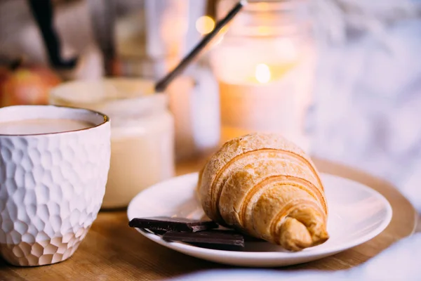 Aconchegante fim de semana de inverno café da manhã, café e croissant na bandeja de madeira — Fotografia de Stock