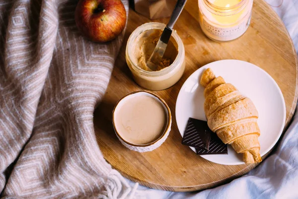 Sıcak kış hafta sonu kahvaltısı, ahşap tepside kahve ve kruvasan — Stok fotoğraf
