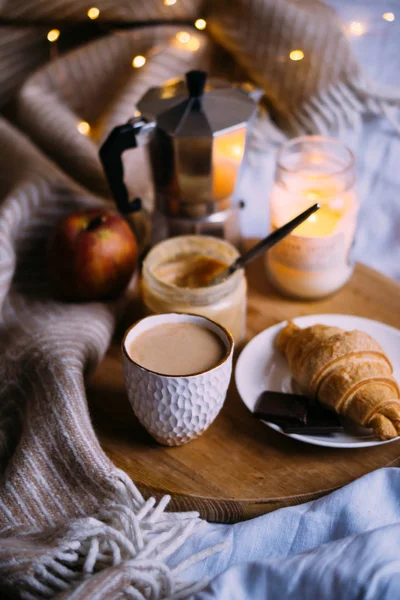 Acogedor desayuno de fin de semana de invierno, café y croissant en bandeja de madera — Foto de Stock
