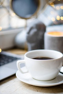 Rahat serbest çalışanlar, kışlık iş yerlerinde bir fincan kahveyle birlikte.