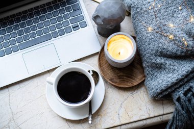 Rahat serbest çalışanlar, kışlık iş yerlerinde bir fincan kahveyle birlikte.