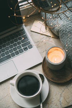 Rahat serbest çalışanlar, kışlık iş yerlerinde bir fincan kahveyle birlikte.