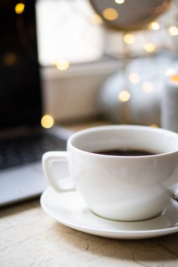 Rahat serbest çalışanlar, kışlık iş yerlerinde bir fincan kahveyle birlikte.