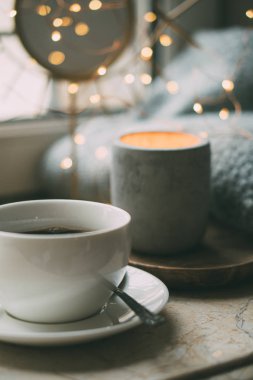 Rahat serbest çalışanlar, kışlık iş yerlerinde bir fincan kahveyle birlikte.