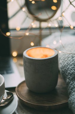 Evde rahat bir iş yeri var, bilgisayarlı, serbest çalışan biri için.