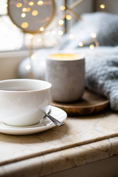 Accogliente freelance posto di lavoro invernale a casa con una tazza di caffè — Foto Stock