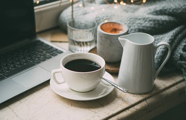 居心地の良いフリーランス冬の職場自宅でコーヒーを飲みながら — ストック写真