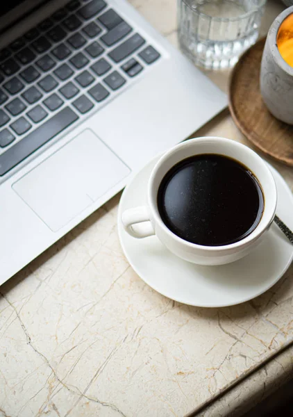 Уютные фрилансеры зимние рабочие места дома с чашкой кофе — стоковое фото