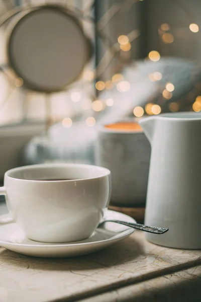 Acogedor freelancers lugar de trabajo de invierno en casa con taza de café — Foto de Stock
