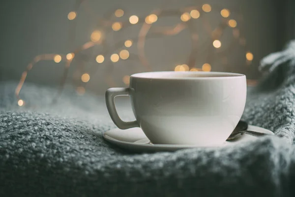 Kopje koffie met melk op gezellig gebreide winterdeken — Stockfoto