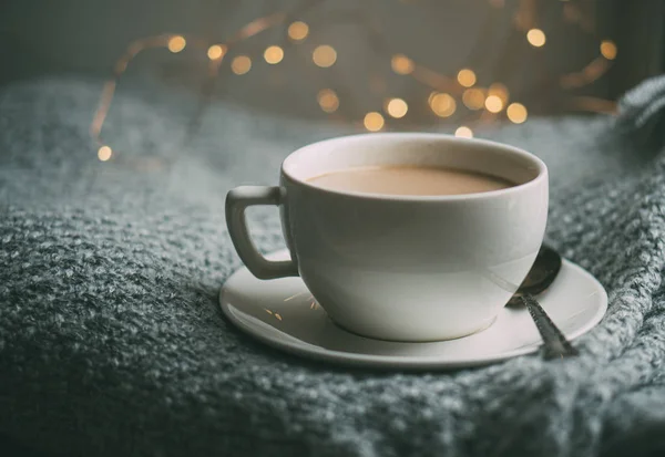 Tasse Kaffee mit Milch auf kuscheliger gestrickter Winterdecke — Stockfoto