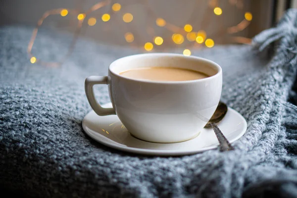 Taza de café con leche en una acogedora manta de invierno de punto — Foto de Stock