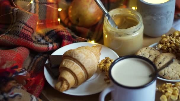 Eenvoudig landhuis ontbijt op bed, koffie met melk en zelfgebakken gebak op plaid deken — Stockvideo