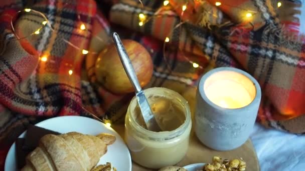 Simple país casero desayuno en la cama, café con leche y pastelería casera en manta a cuadros — Vídeos de Stock