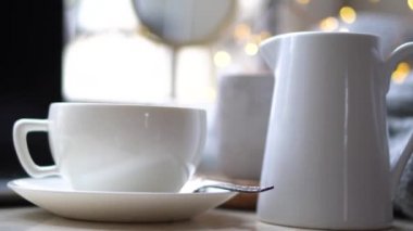 Bir fincan kahveyle sıcak kışlık iş yeri.