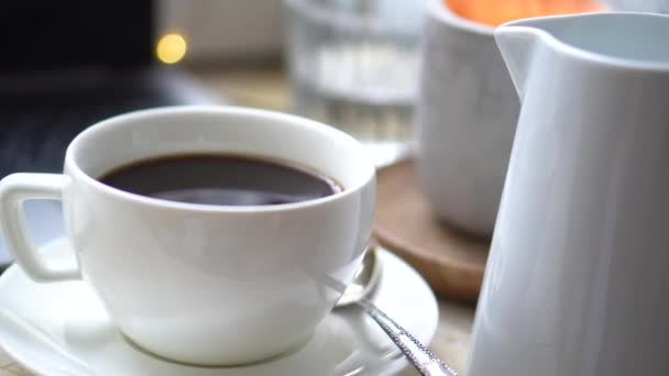 Acogedor lugar de trabajo en casa de invierno con taza de café — Vídeos de Stock