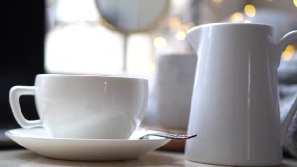 Accogliente posto di lavoro invernale a casa con tazza di caffè — Video Stock