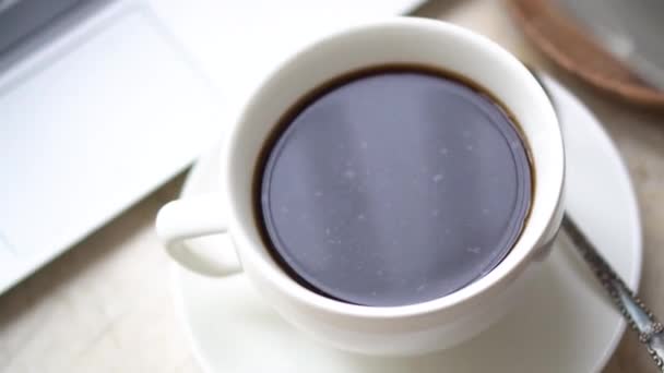 Leche fresca vertiendo en una taza de café — Vídeos de Stock