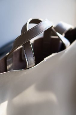 Doğal sahte bej çanta detayları, gerçek deri aksesuarlar.