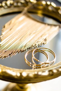 Altın küpeler ve kolye ayna tepsisinde.