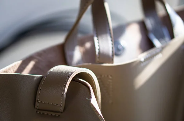 Natuurlijke faux beige leren tas details, echte lederen accessoires — Stockfoto