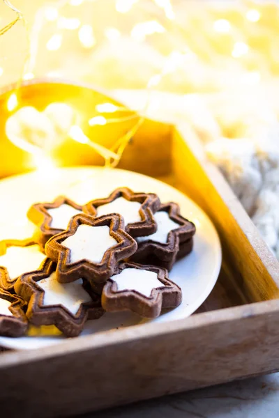 Comfortabel kersteten, mok warme chocolademelk met marshmallow en koekjes met gezellige lichtjes — Stockfoto