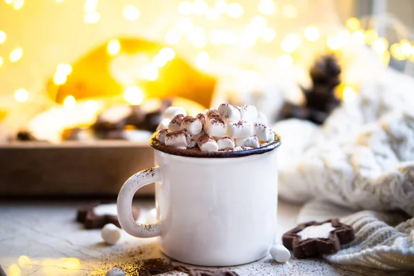 Tröstande julmat, mugg varm kakao med marshmallow och kakor med mysiga lampor — Stockfoto