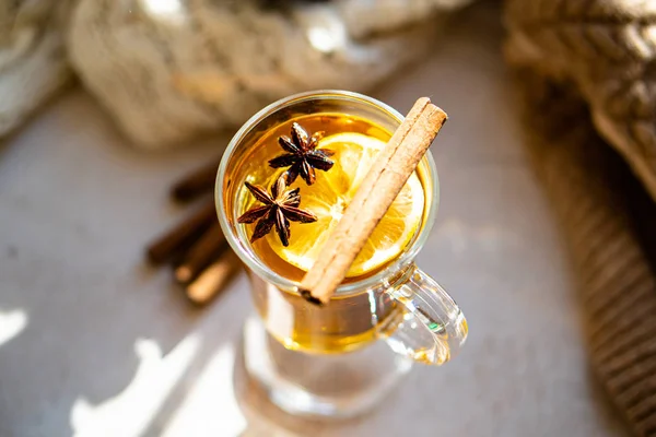 Hot winter drink with cinnamon and lemon on bright sunny day — Stock Fotó