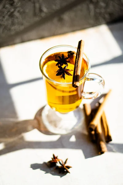 Горячий зимний напиток с корицей и лимоном в яркий солнечный день — стоковое фото