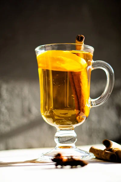 Hot winter drink with cinnamon and lemon on bright sunny day — Stock Photo, Image