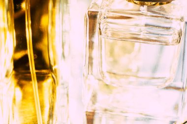 Sarı cam parfüm şişelerinde güzel bokeh ve ışık yansımaları