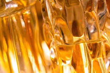 Sarı cam parfüm şişelerinde güzel bokeh ve ışık yansımaları