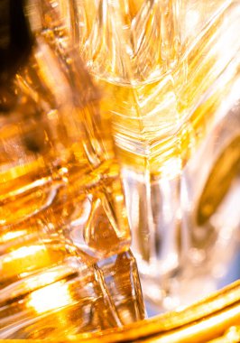 Sarı cam parfüm şişelerinde güzel bokeh ve ışık yansımaları