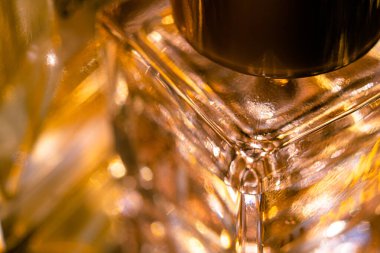 Sarı cam parfüm şişelerinde güzel bokeh ve ışık yansımaları