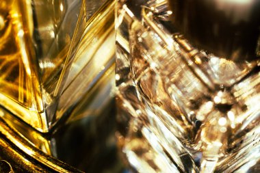 Sarı cam parfüm şişelerinde güzel bokeh ve ışık yansımaları