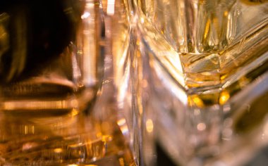 Sarı cam parfüm şişelerinde güzel bokeh ve ışık yansımaları